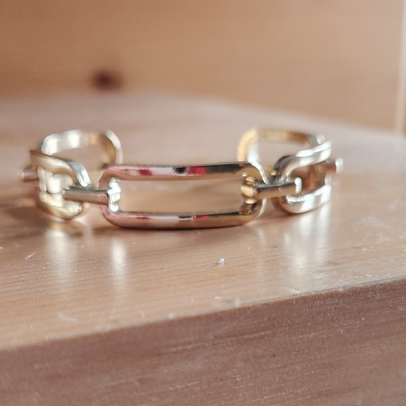 🆕️ Geometric Paperclip Design Bangle Gold Plated Bracelet. - Picture 6 of 7